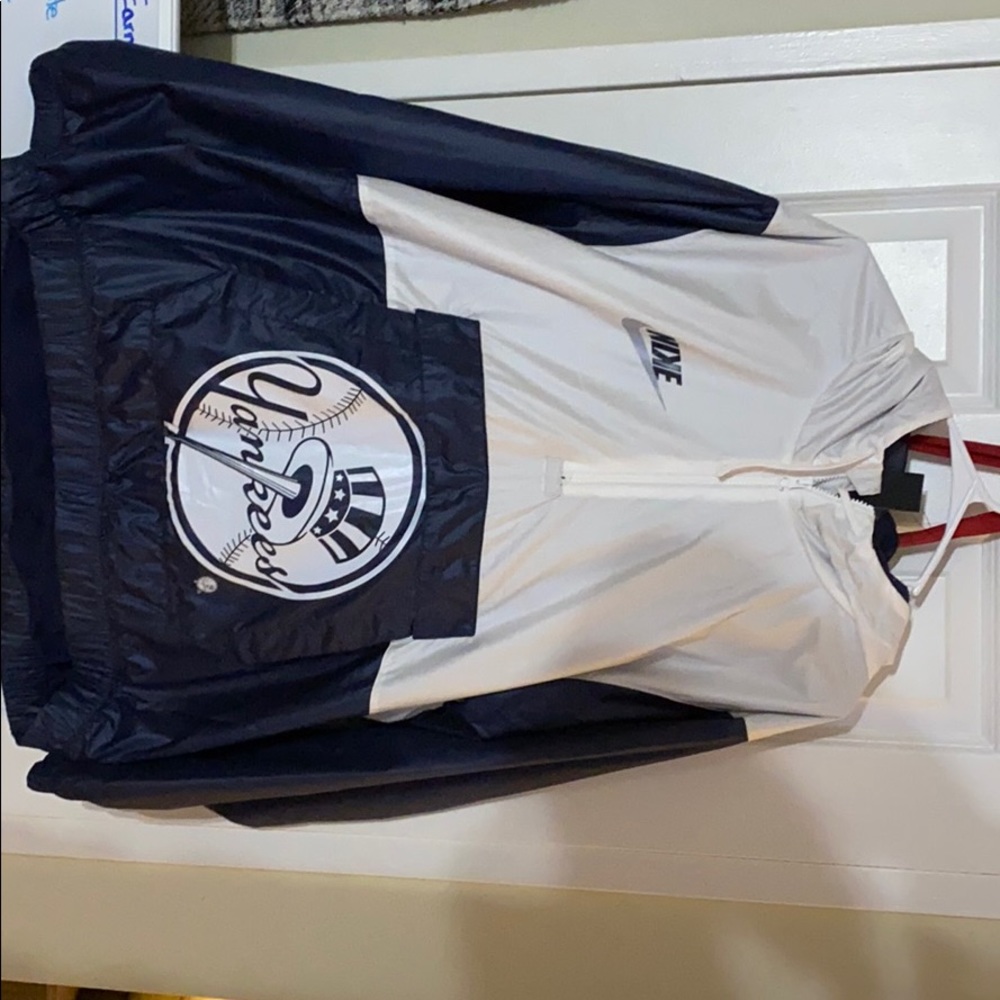 Yankees Nike windbreaker.